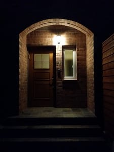 煉瓦の家玄関（夜）