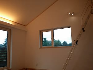 コーブ照明の勾配天井